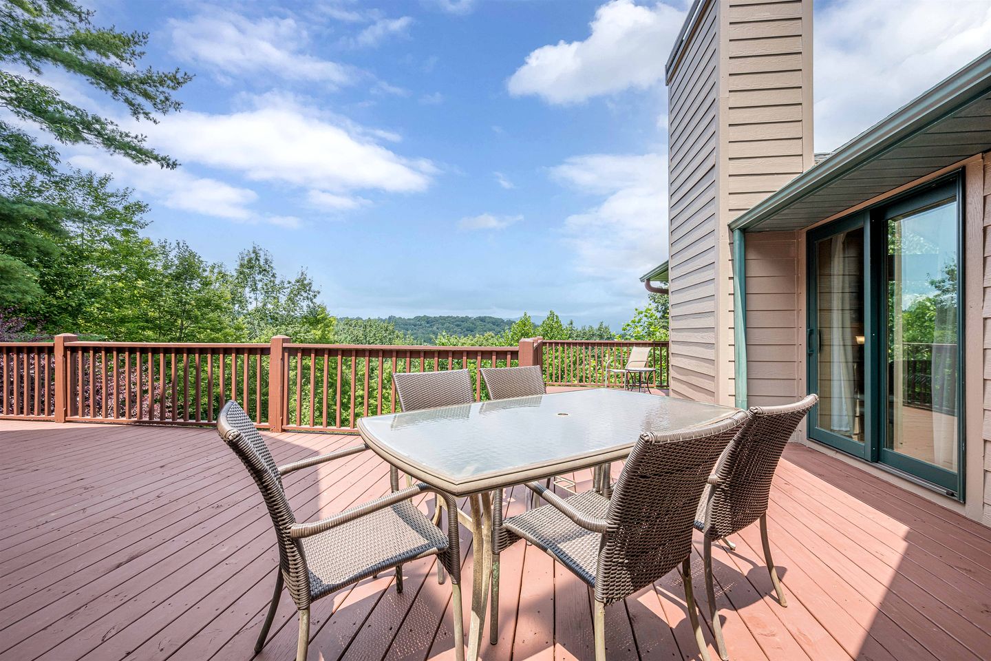 Luxury Mountain View Cabin with Game Room & Hot Tub near Alpine Helen, Georgia