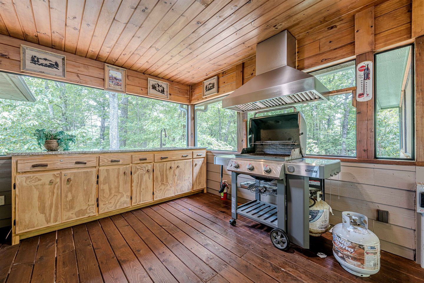 Luxury Mountain View Cabin with Game Room & Hot Tub near Alpine Helen, Georgia