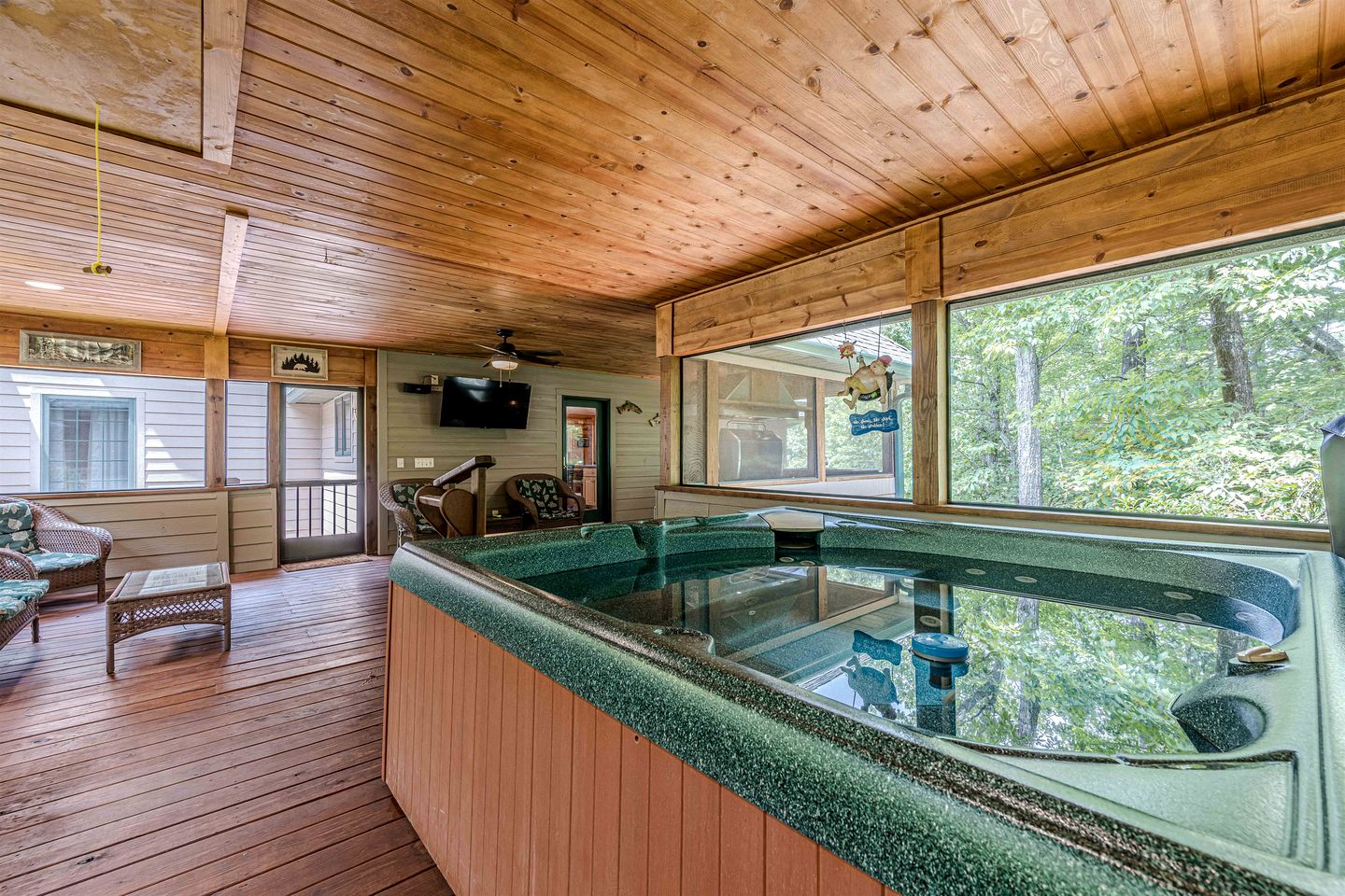 Luxury Mountain View Cabin with Game Room & Hot Tub near Alpine Helen, Georgia