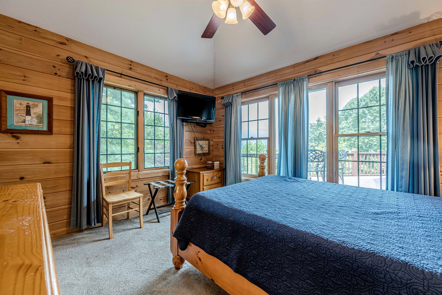 Luxury Mountain View Cabin with Game Room & Hot Tub near Alpine Helen, Georgia