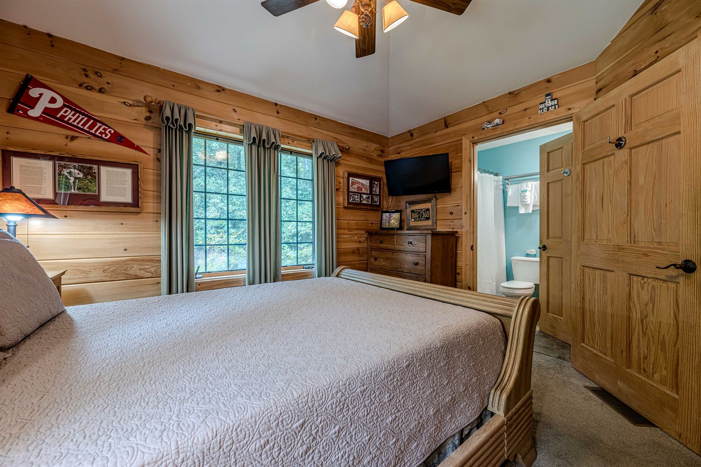 Luxury Mountain View Cabin with Game Room & Hot Tub near Alpine Helen, Georgia