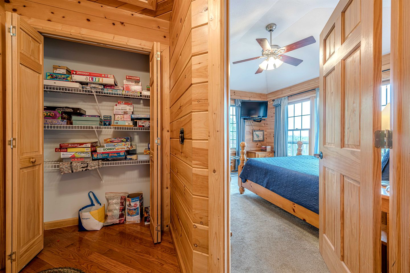 Luxury Mountain View Cabin with Game Room & Hot Tub near Alpine Helen, Georgia