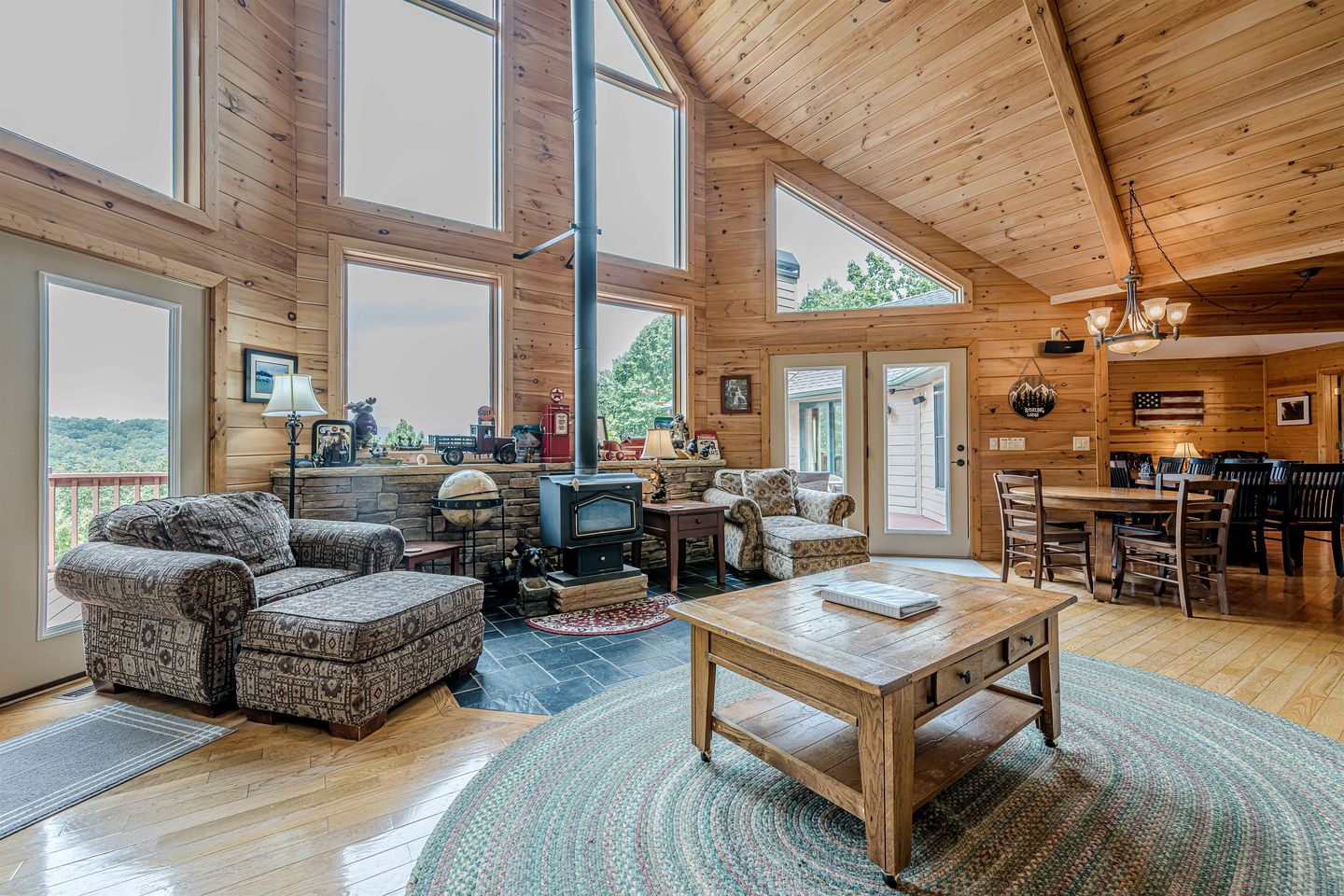 Luxury Mountain View Cabin with Game Room & Hot Tub near Alpine Helen, Georgia