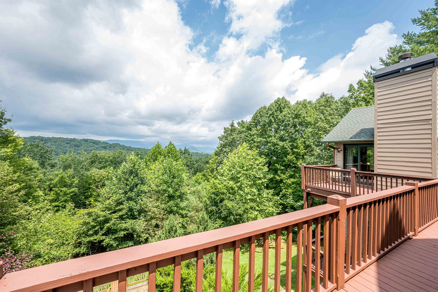 Luxury Mountain View Cabin with Game Room & Hot Tub near Alpine Helen, Georgia