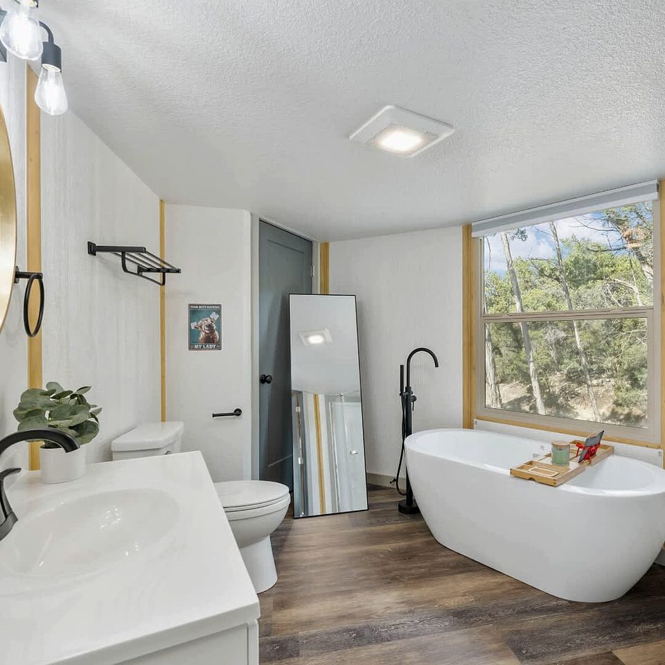 Rustic Western Cabin with Loft & Hot Tub Located Near Canyon Lake, Texas