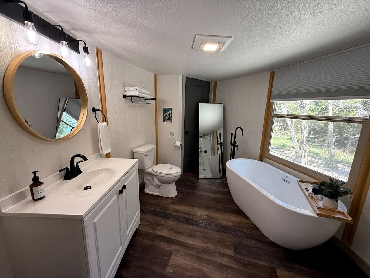 Luxury Yurt-Cabin with Private Hot Tub Near Canyon Lake, Texas