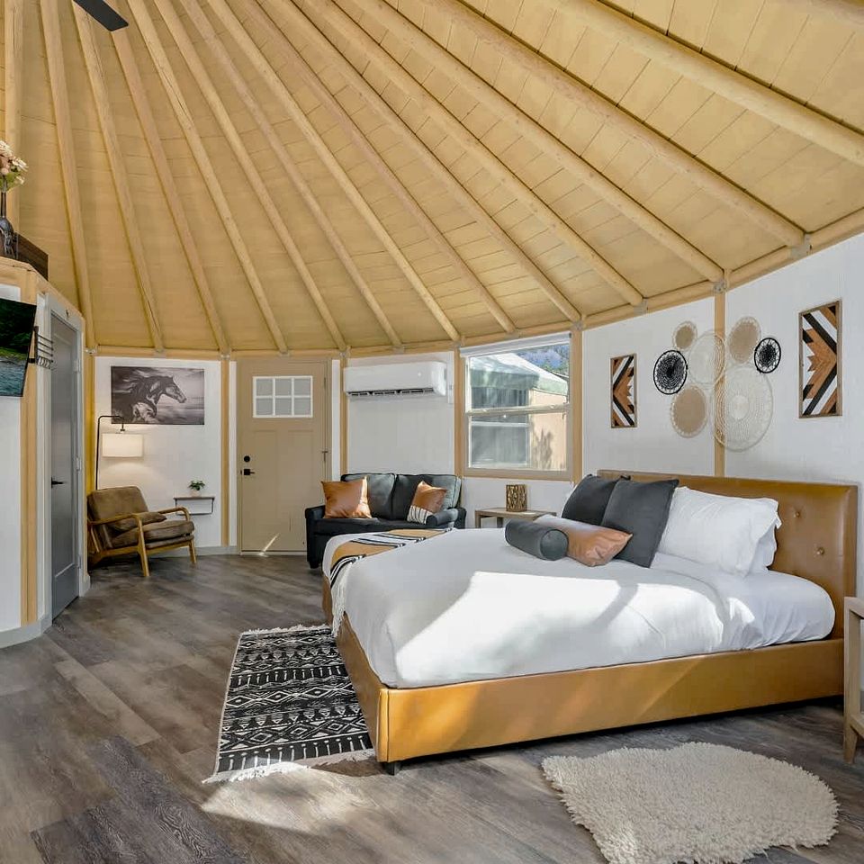Luxury Yurt-Cabin with Private Hot Tub Near Canyon Lake, Texas