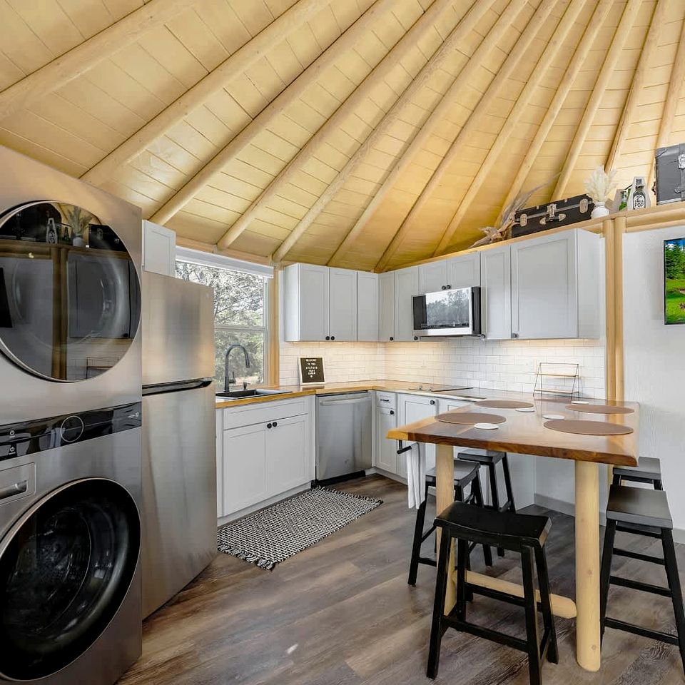 Luxury Yurt-Cabin with Private Hot Tub Near Canyon Lake, Texas