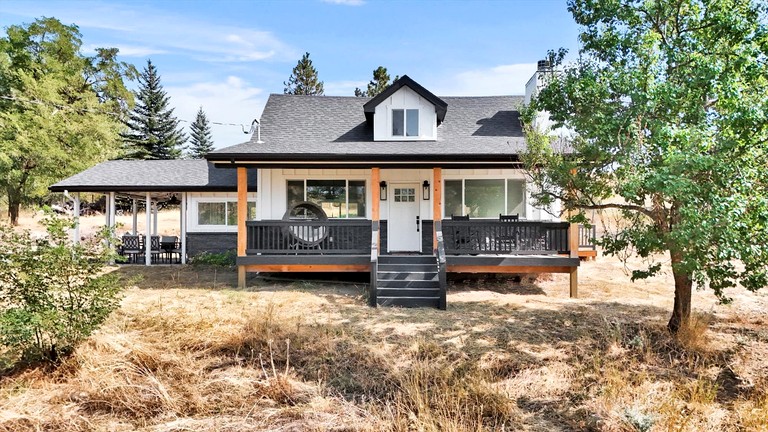 Tranquil Creekside Retreat Home with Scenic Porch Views near Stevens Creek Trails, Spokane, Washington
