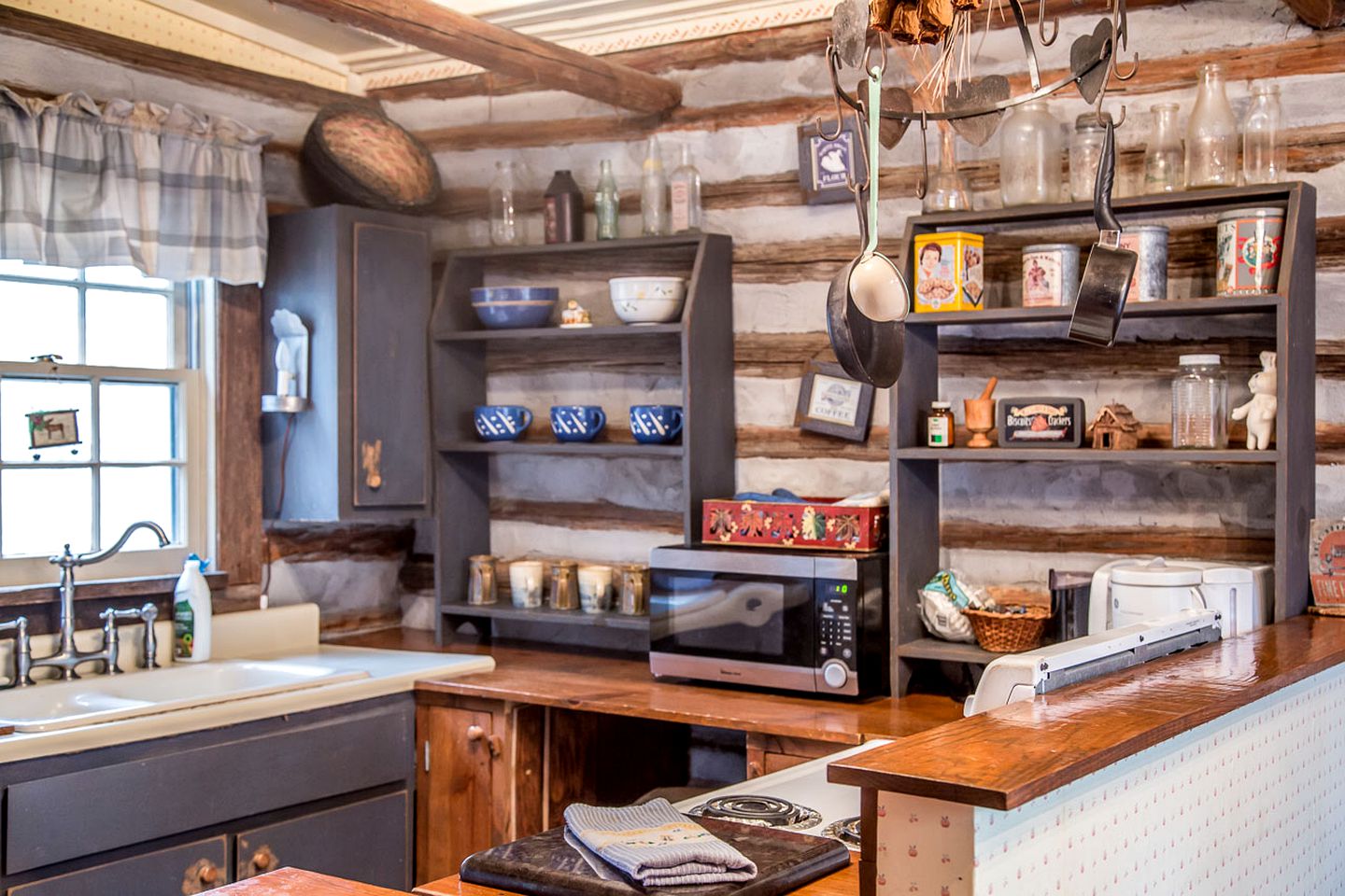 Lovely Pet-Friendly Log Cabin Getaway with Fishing Ponds in Thomaston, Georgia