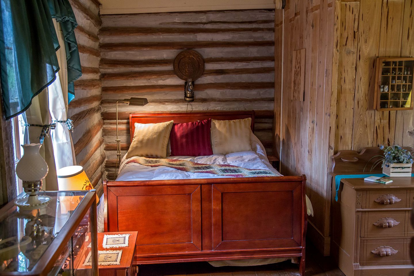 Lovely Pet-Friendly Log Cabin Getaway with Fishing Ponds in Thomaston, Georgia