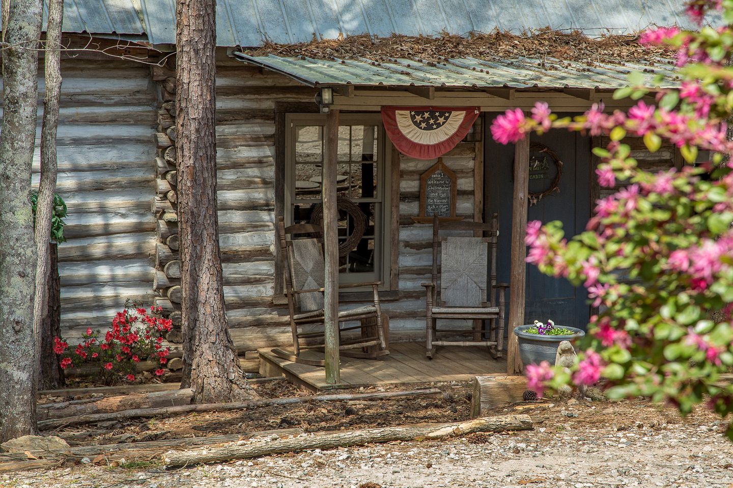 Lovely Pet-Friendly Log Cabin Getaway with Fishing Ponds in Thomaston, Georgia