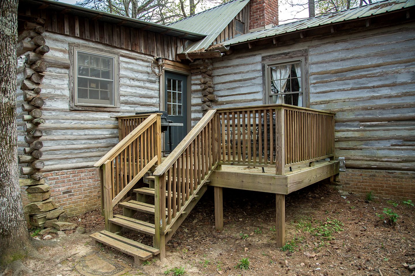 Lovely Pet-Friendly Log Cabin Getaway with Fishing Ponds in Thomaston, Georgia