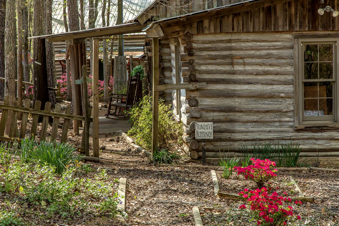 Lovely Pet-Friendly Log Cabin Getaway with Fishing Ponds in Thomaston, Georgia