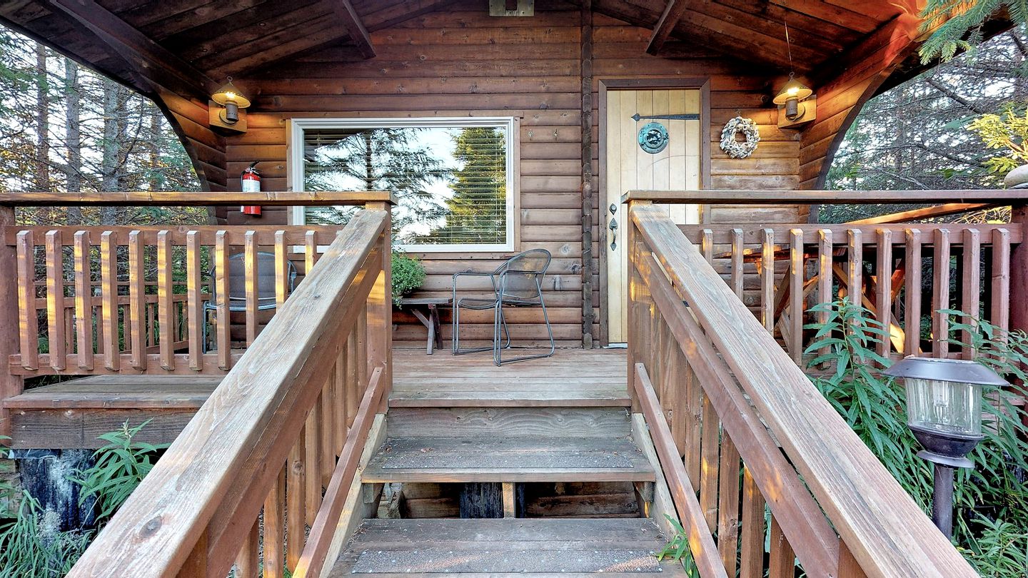 Charming Cabin Rental near the Beach in Halibut Cove, Alaska