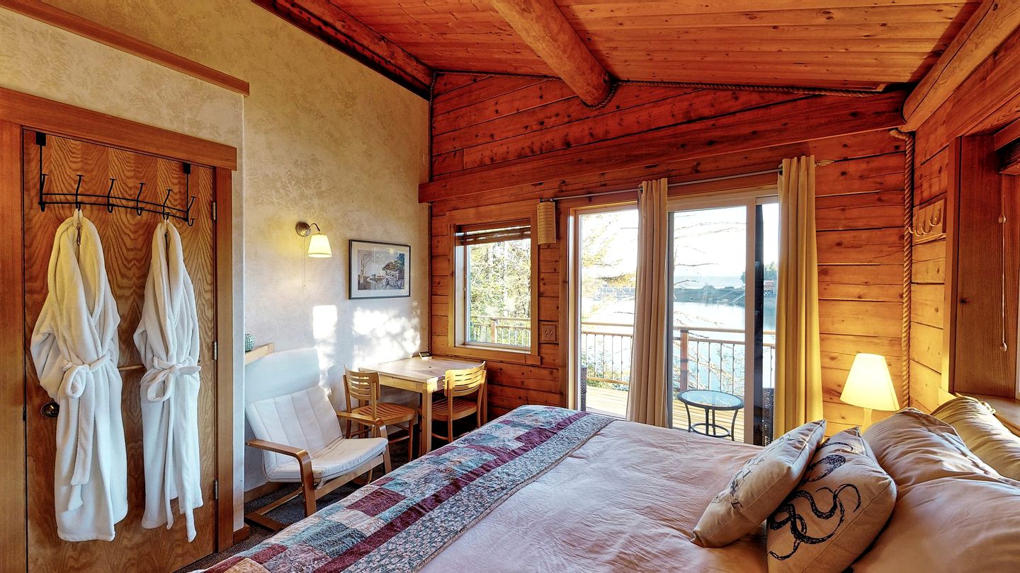 Ocean-View Cabin Rental with Beach Access in Halibut Cove, Alaska