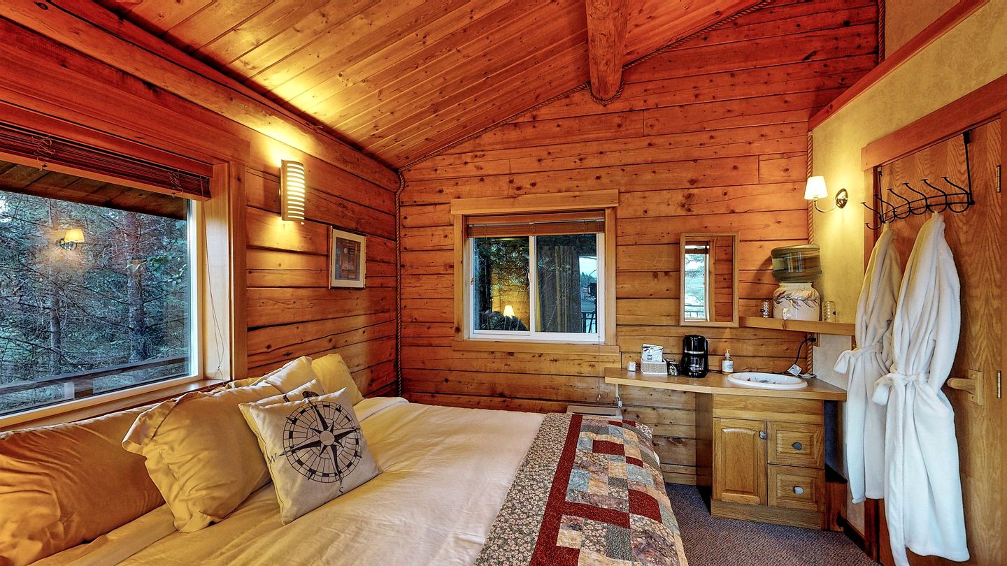 Ocean-View Cabin Rental with Beach Access in Halibut Cove, Alaska