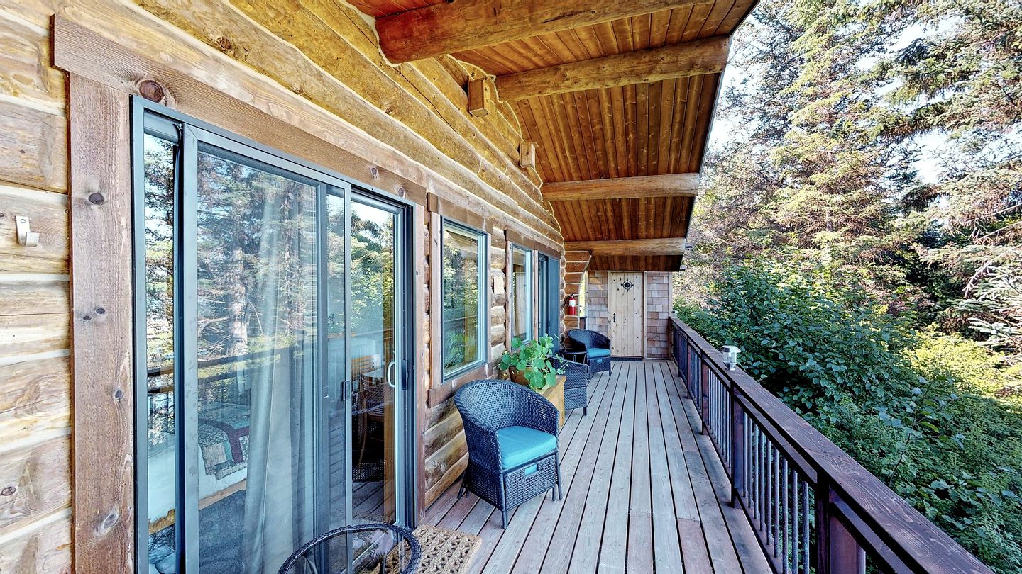 Ocean-View Cabin Rental with Beach Access in Halibut Cove, Alaska