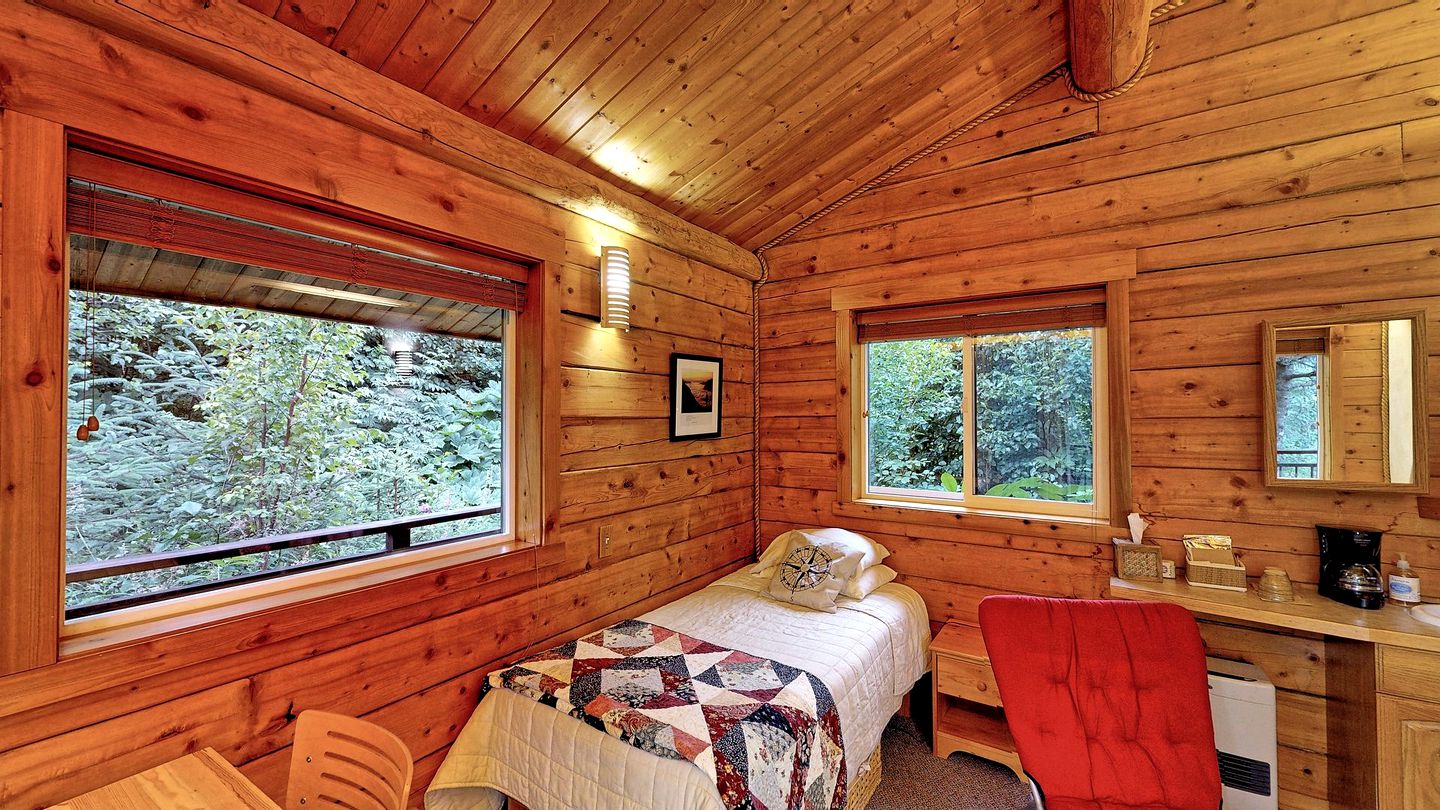 Waterfront Cabin Rental with a Hot Tub and Sauna in Halibut Cove, Alaska