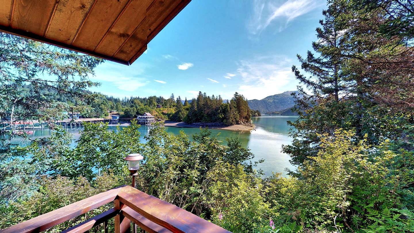 Waterfront Cabin Rental with a Hot Tub and Sauna in Halibut Cove, Alaska