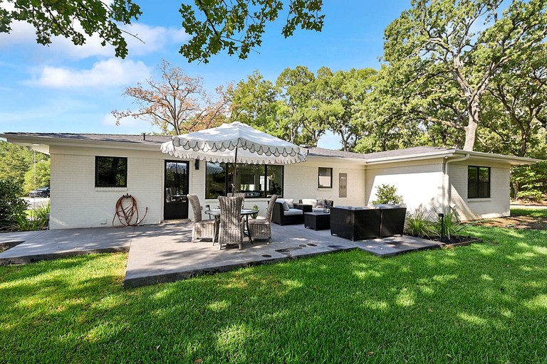 Luxurious Cottage with Lovely Outdoor Living Area in Texas