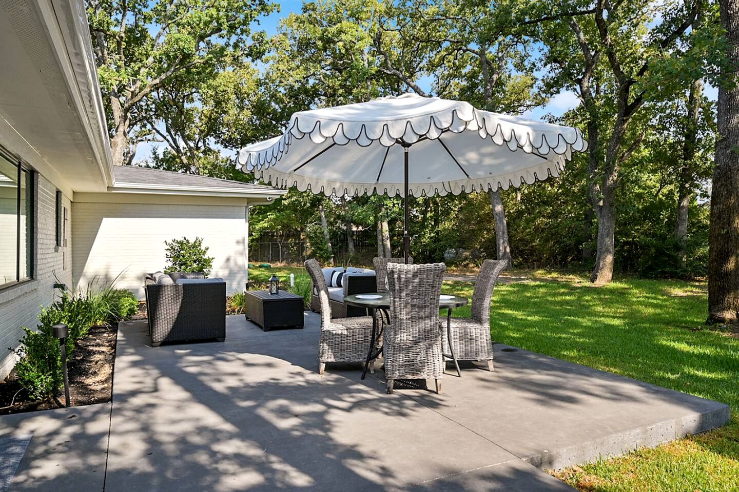 Luxurious Cottage with Lovely Outdoor Living Area in Texas
