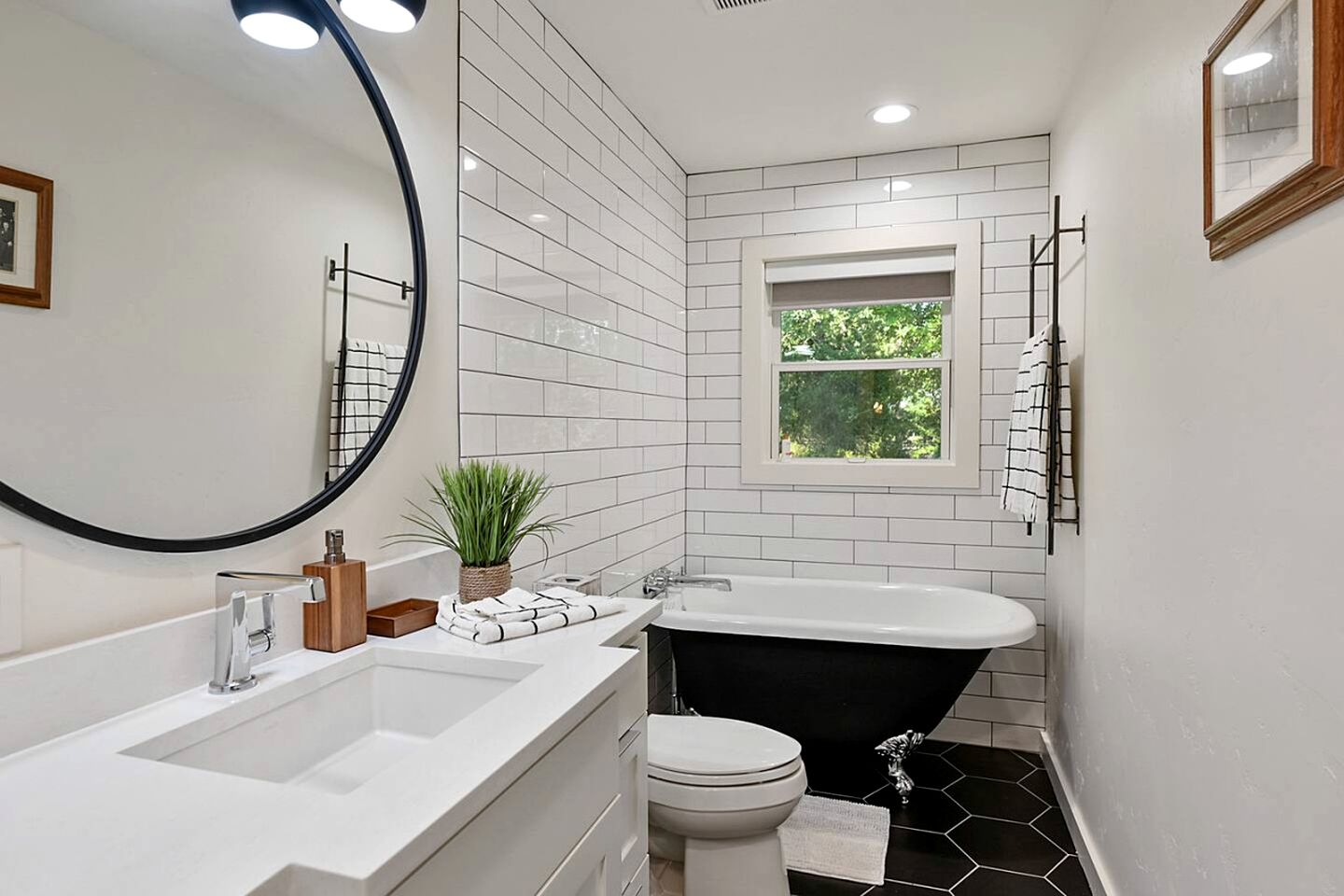 Luxurious Cottage with Lovely Outdoor Living Area in Texas