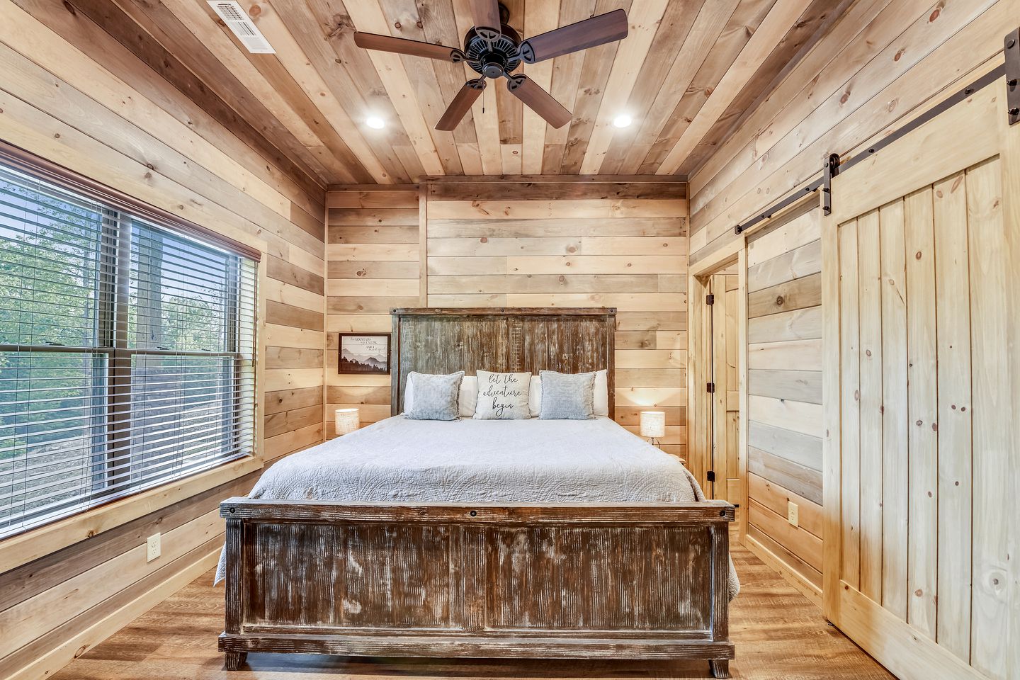 Opulent Oasis: Sevierville's Premier Luxury Cabin for Big Groups with Hot Tub