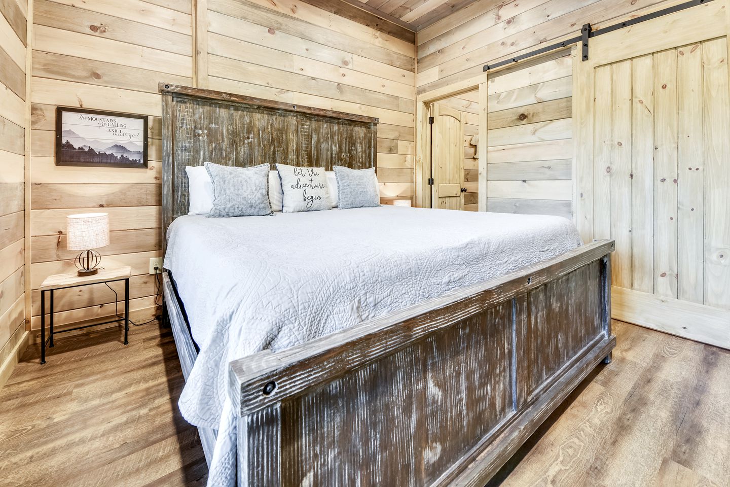 Opulent Oasis: Sevierville's Premier Luxury Cabin for Big Groups with Hot Tub