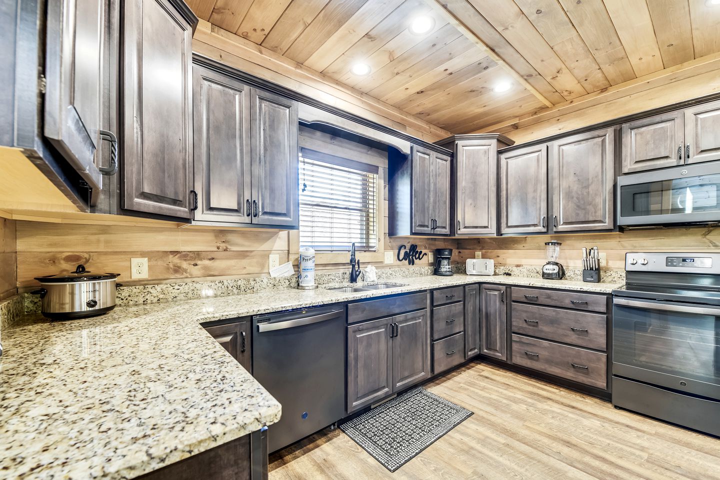 Opulent Oasis: Sevierville's Premier Luxury Cabin for Big Groups with Hot Tub