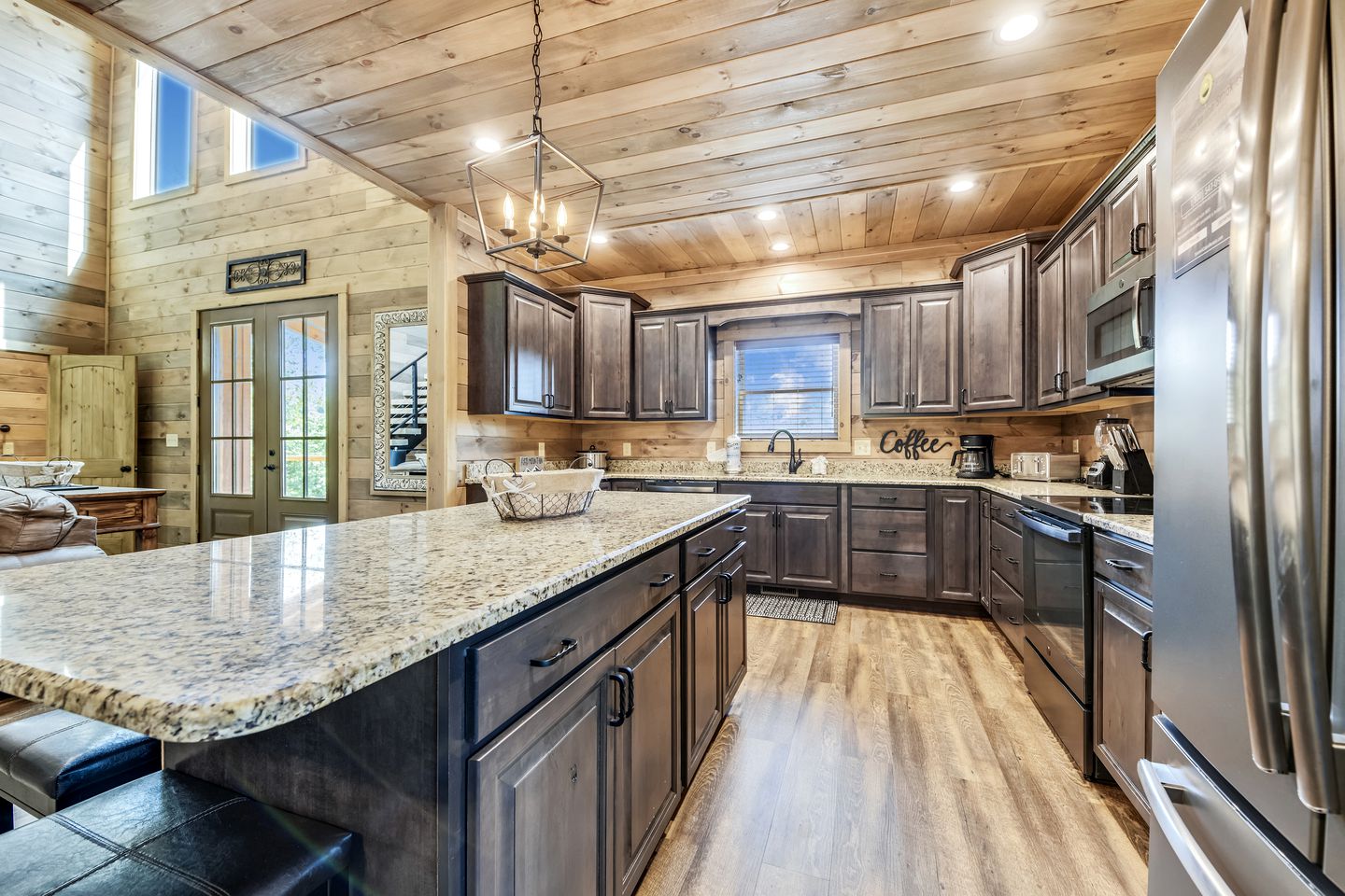 Opulent Oasis: Sevierville's Premier Luxury Cabin for Big Groups with Hot Tub
