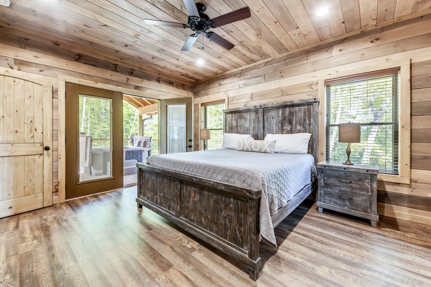 Opulent Oasis: Sevierville's Premier Luxury Cabin for Big Groups with Hot Tub