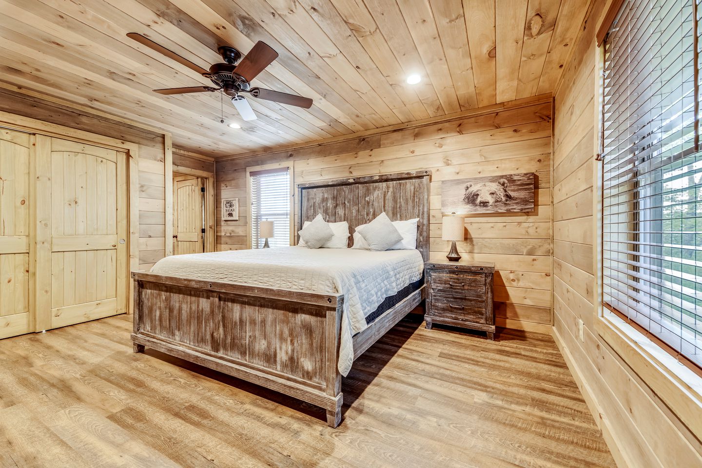 Opulent Oasis: Sevierville's Premier Luxury Cabin for Big Groups with Hot Tub