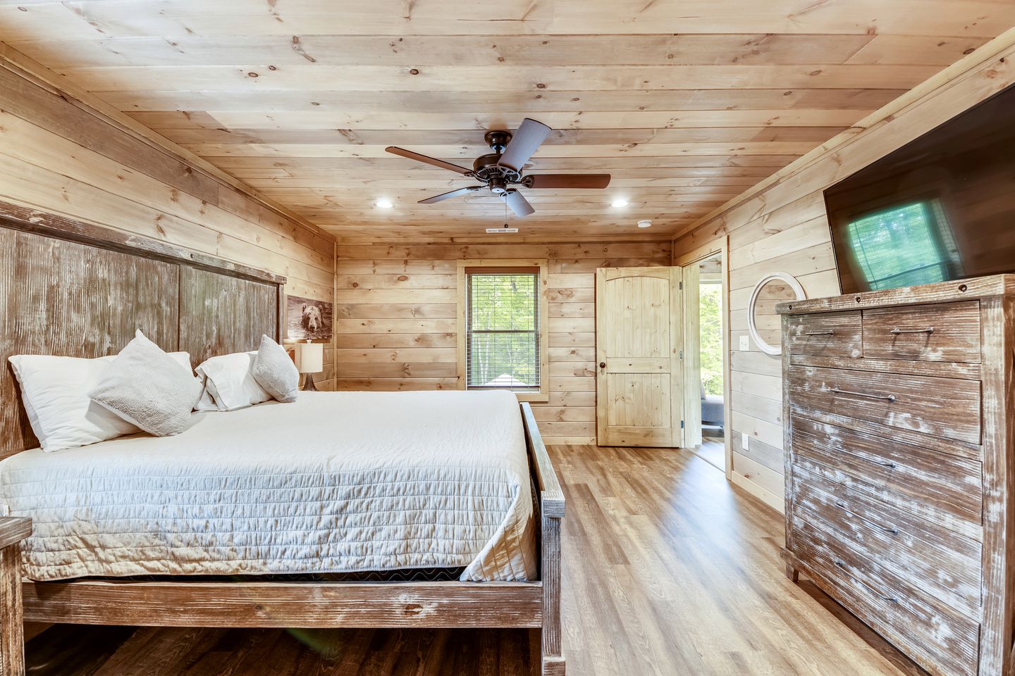 Opulent Oasis: Sevierville's Premier Luxury Cabin for Big Groups with Hot Tub