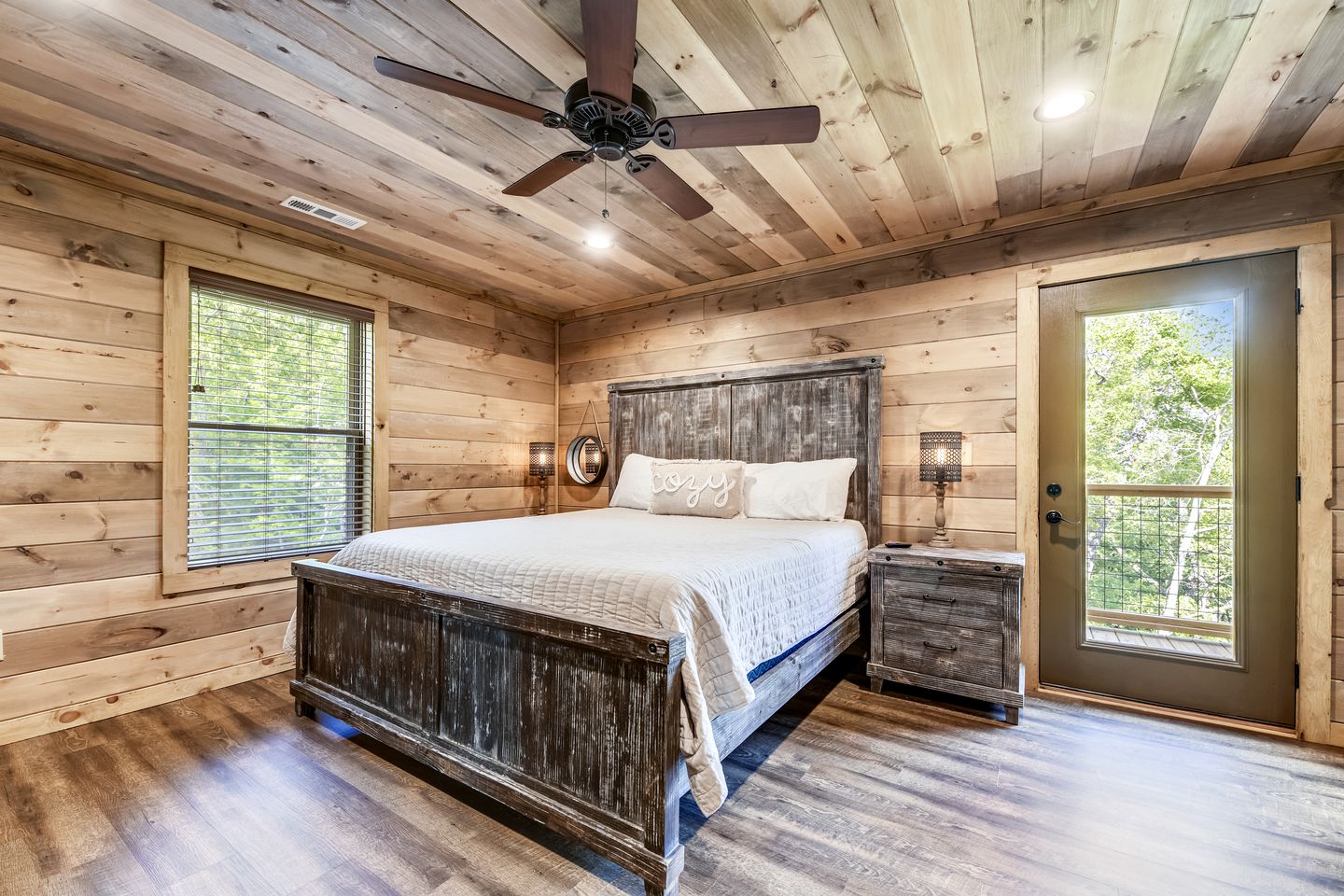 Opulent Oasis: Sevierville's Premier Luxury Cabin for Big Groups with Hot Tub