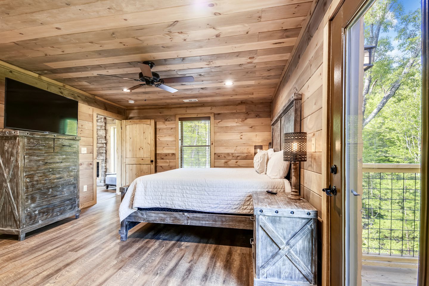 Opulent Oasis: Sevierville's Premier Luxury Cabin for Big Groups with Hot Tub