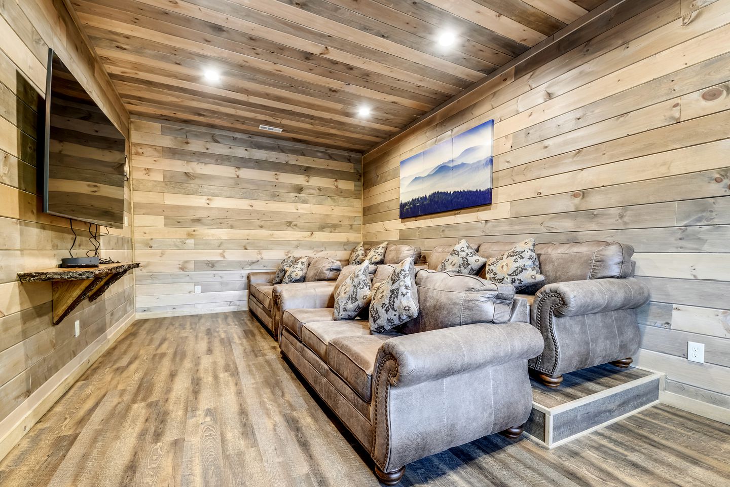 Opulent Oasis: Sevierville's Premier Luxury Cabin for Big Groups with Hot Tub