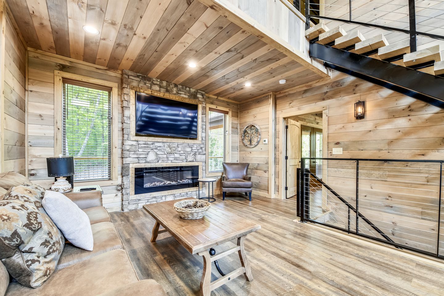 Opulent Oasis: Sevierville's Premier Luxury Cabin for Big Groups with Hot Tub
