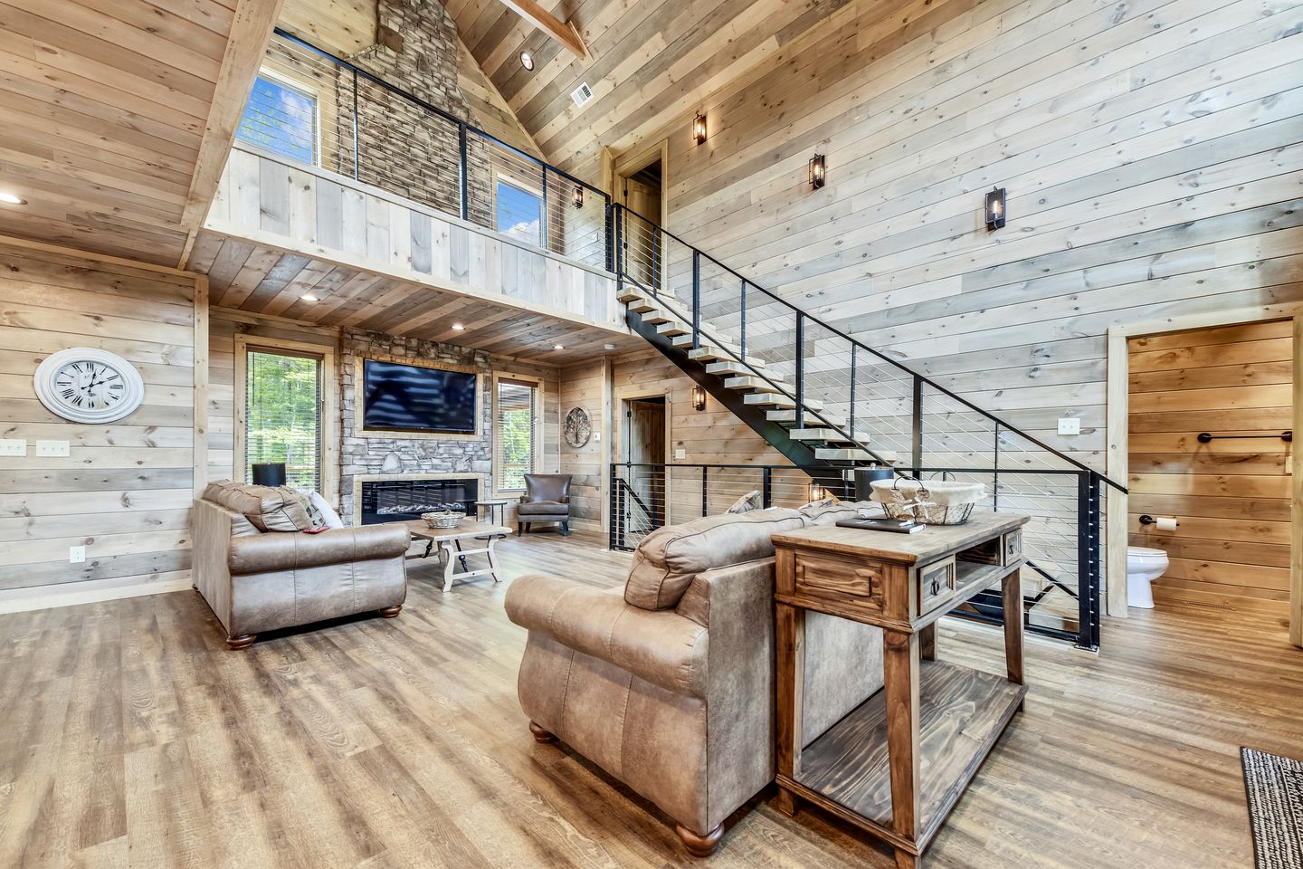 Opulent Oasis: Sevierville's Premier Luxury Cabin for Big Groups with Hot Tub