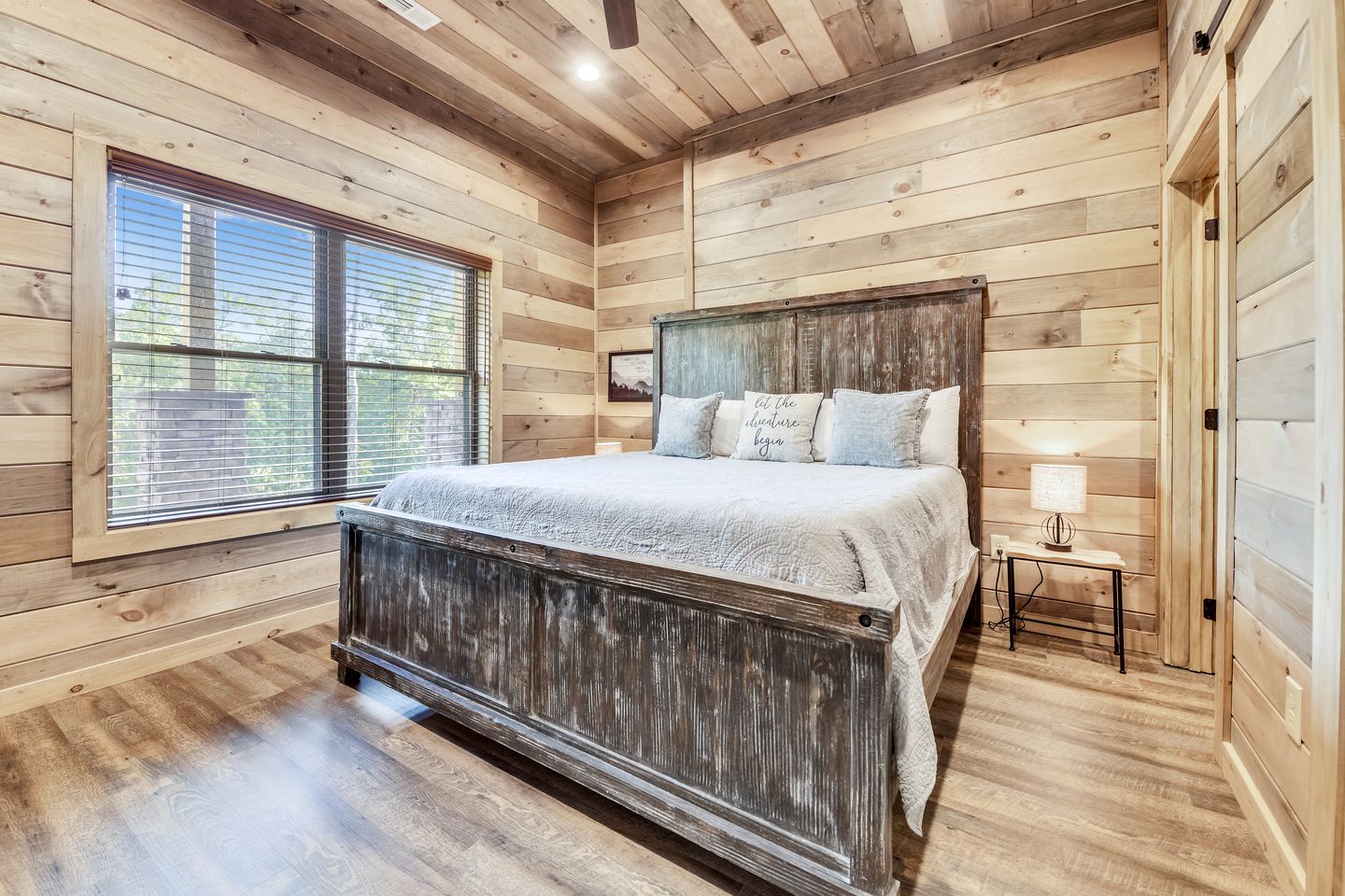 Opulent Oasis: Sevierville's Premier Luxury Cabin for Big Groups with Hot Tub