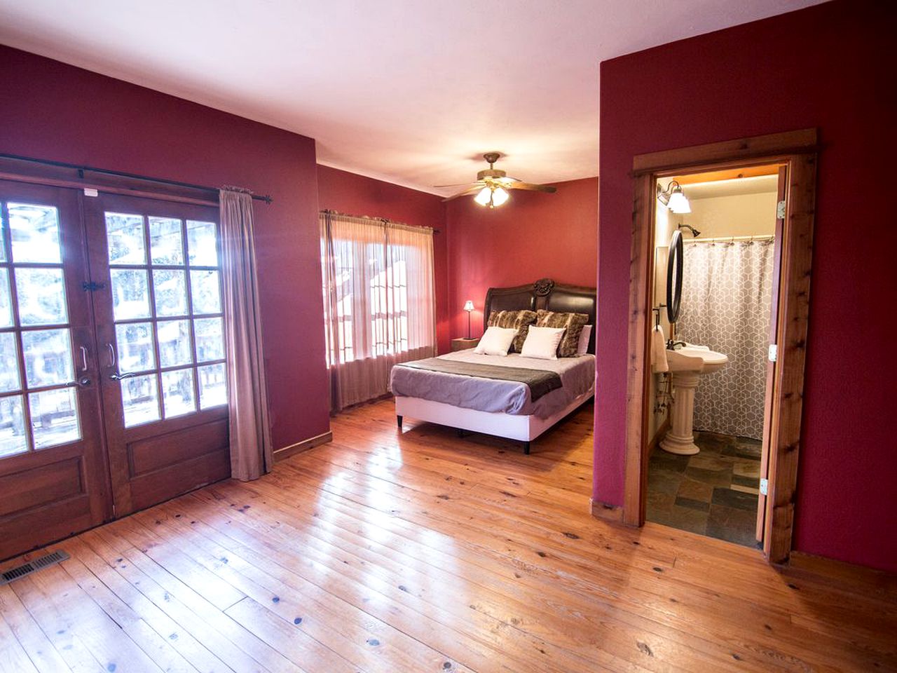 Amazing Contemporary Castle Rental for Families and Groups in Eureka Springs, Arkansas