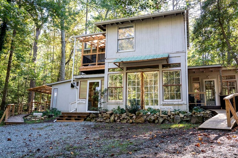 Unique Artistic Cabin Nestled in the Trees for a Peaceful Escape near Chapel Hill, North Carolina