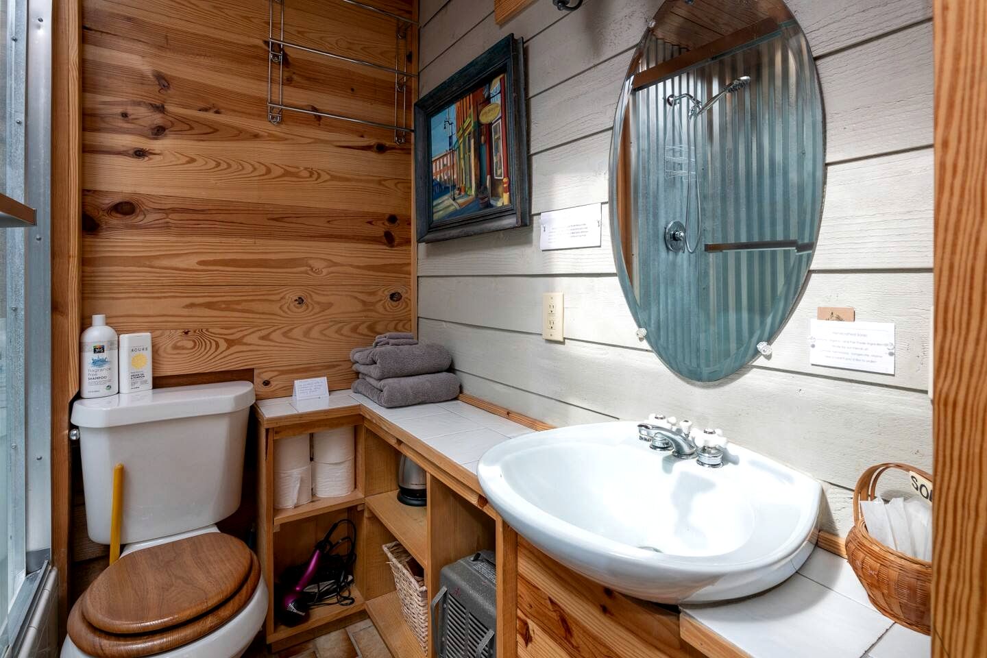 Unique Artistic Cabin Nestled in the Trees for a Peaceful Escape near Chapel Hill, North Carolina