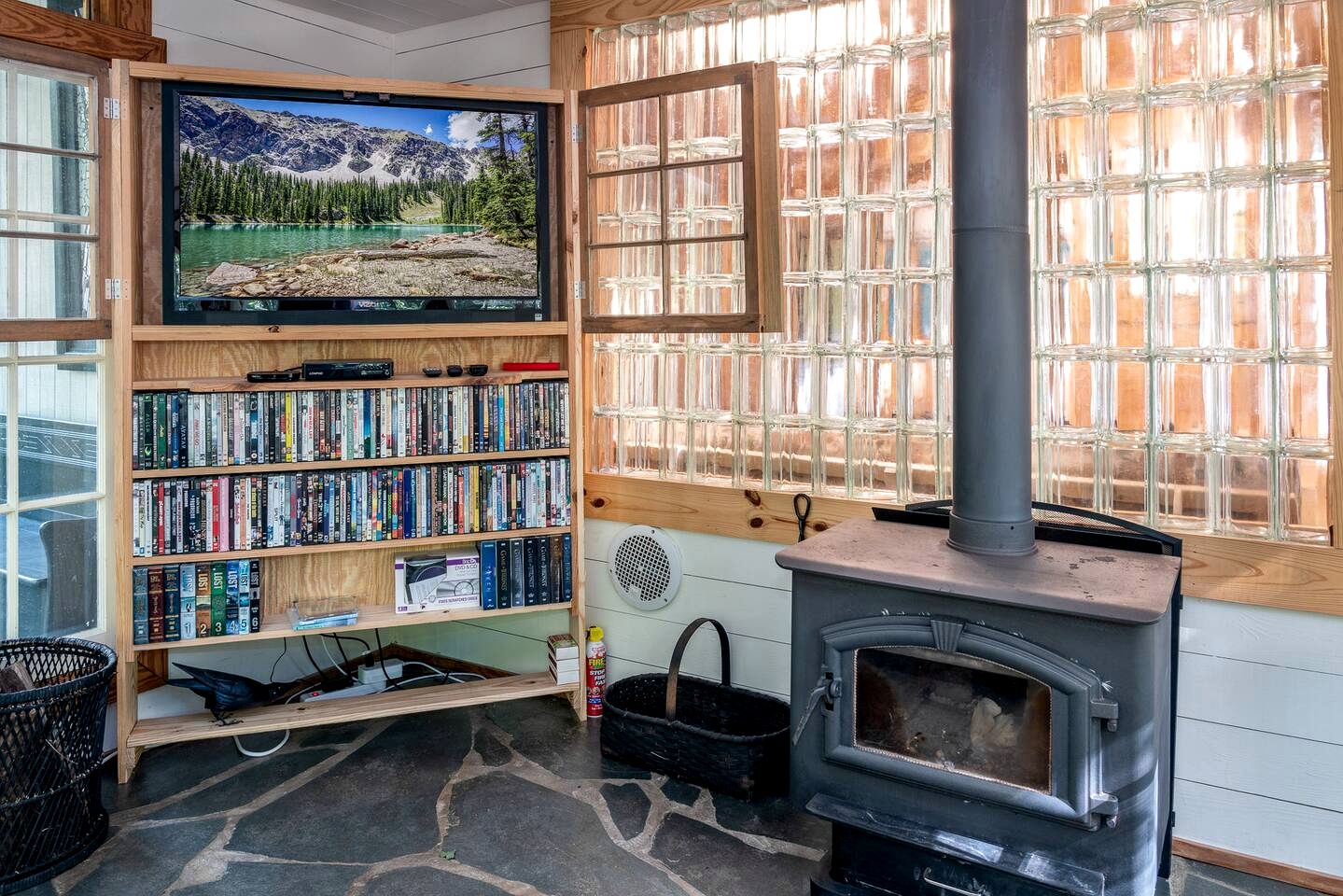 Unique Artistic Cabin Nestled in the Trees for a Peaceful Escape near Chapel Hill, North Carolina