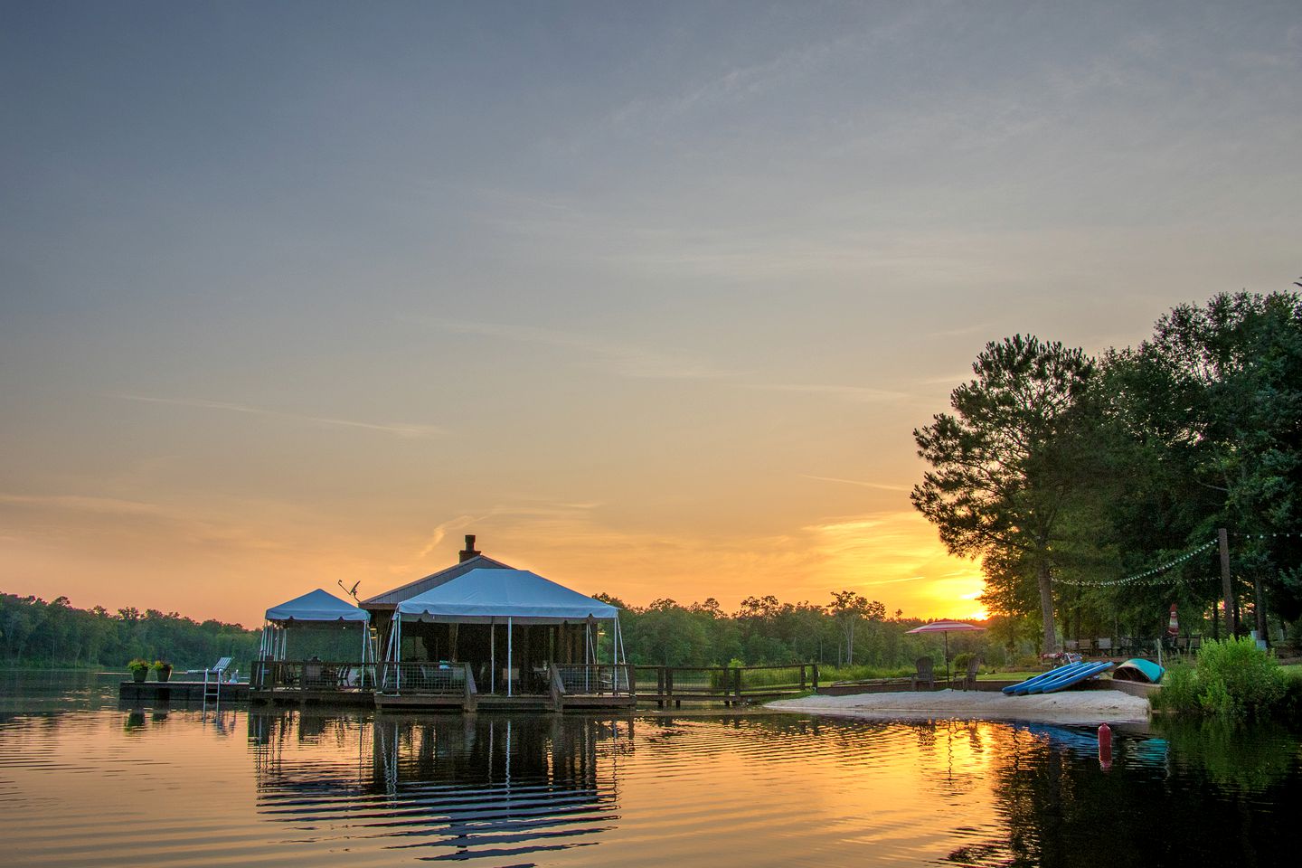 Beautiful Laakeside Cabin near Columbus - Ideal for a Glamping Getaway in Ellaville, Georgia