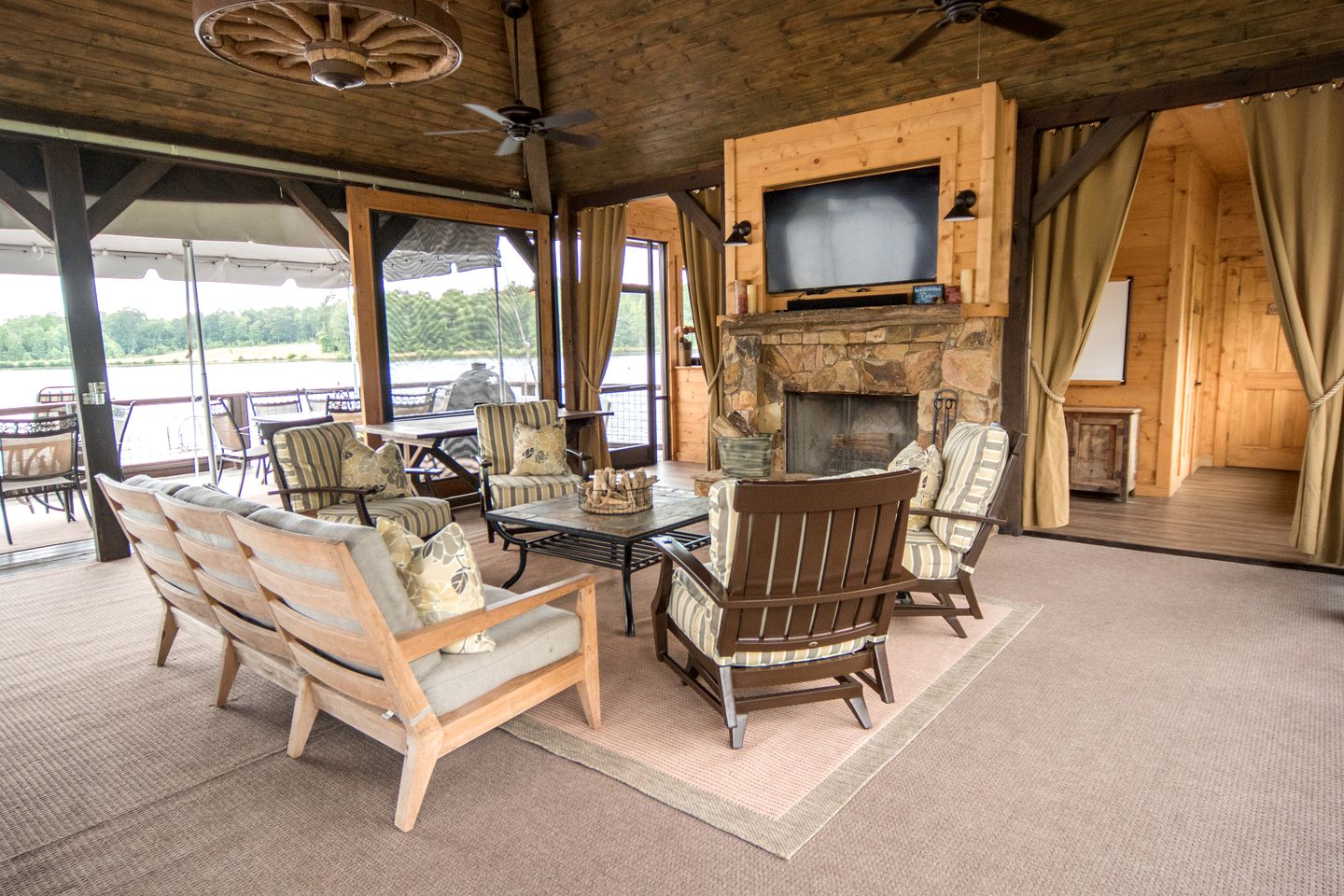 Beautiful Laakeside Cabin near Columbus - Ideal for a Glamping Getaway in Ellaville, Georgia