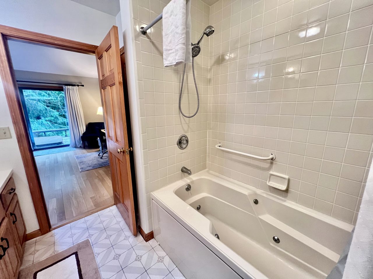 Fantastic Cozy Cabin with Equipped Deck and Jacuzzi in Vermont