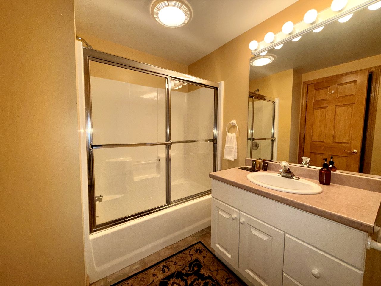 Beautiful Cottage with Hot-tub in Winhall, Vermont