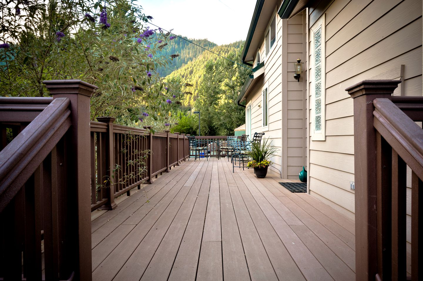 Charming Cottage Rental with Fabulous Views of the Trinity River in Northern California