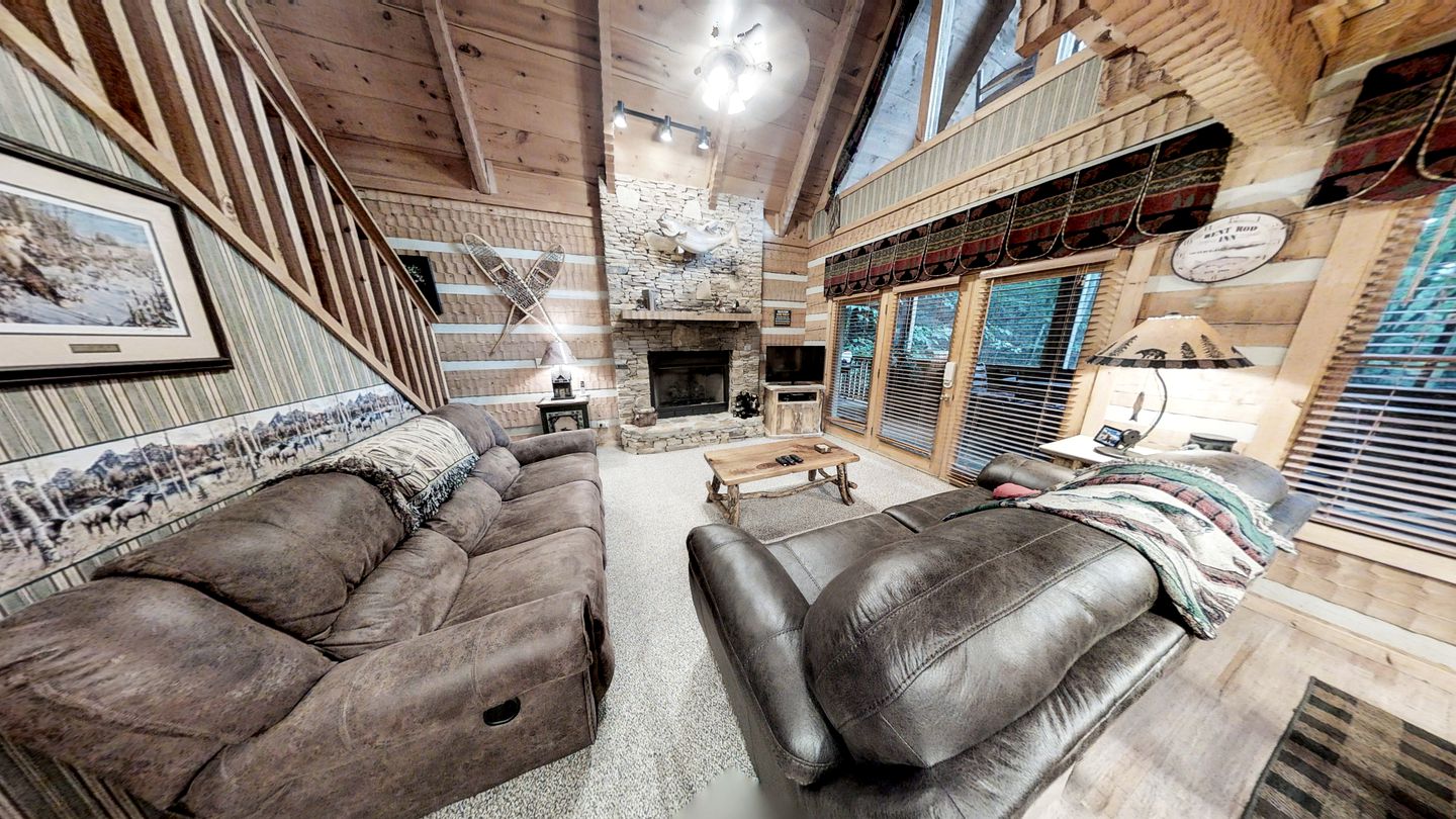 Secluded Nature Cabin with Pool Table, Spa and Fireplace in Sevierville, Tennessee